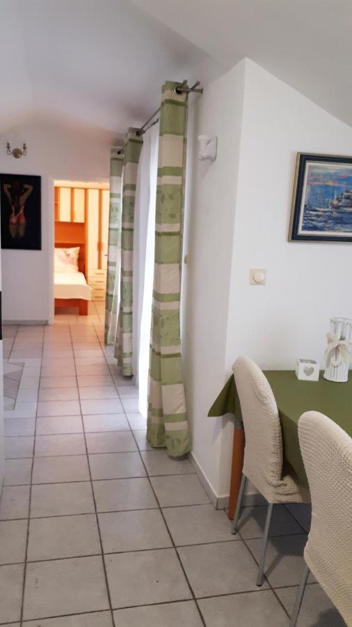 Apartmani Kalinic بِييلا الغرفة الصورة